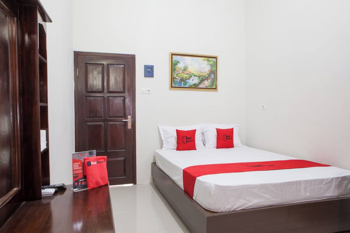 Desk, free WiFi, bed sheets