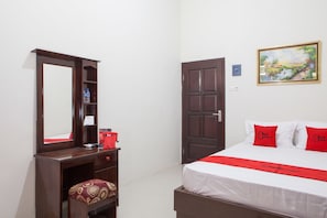Desk, free WiFi, bed sheets - RedDoorz near Banyuwangi Baru Station (Banyuwangi)