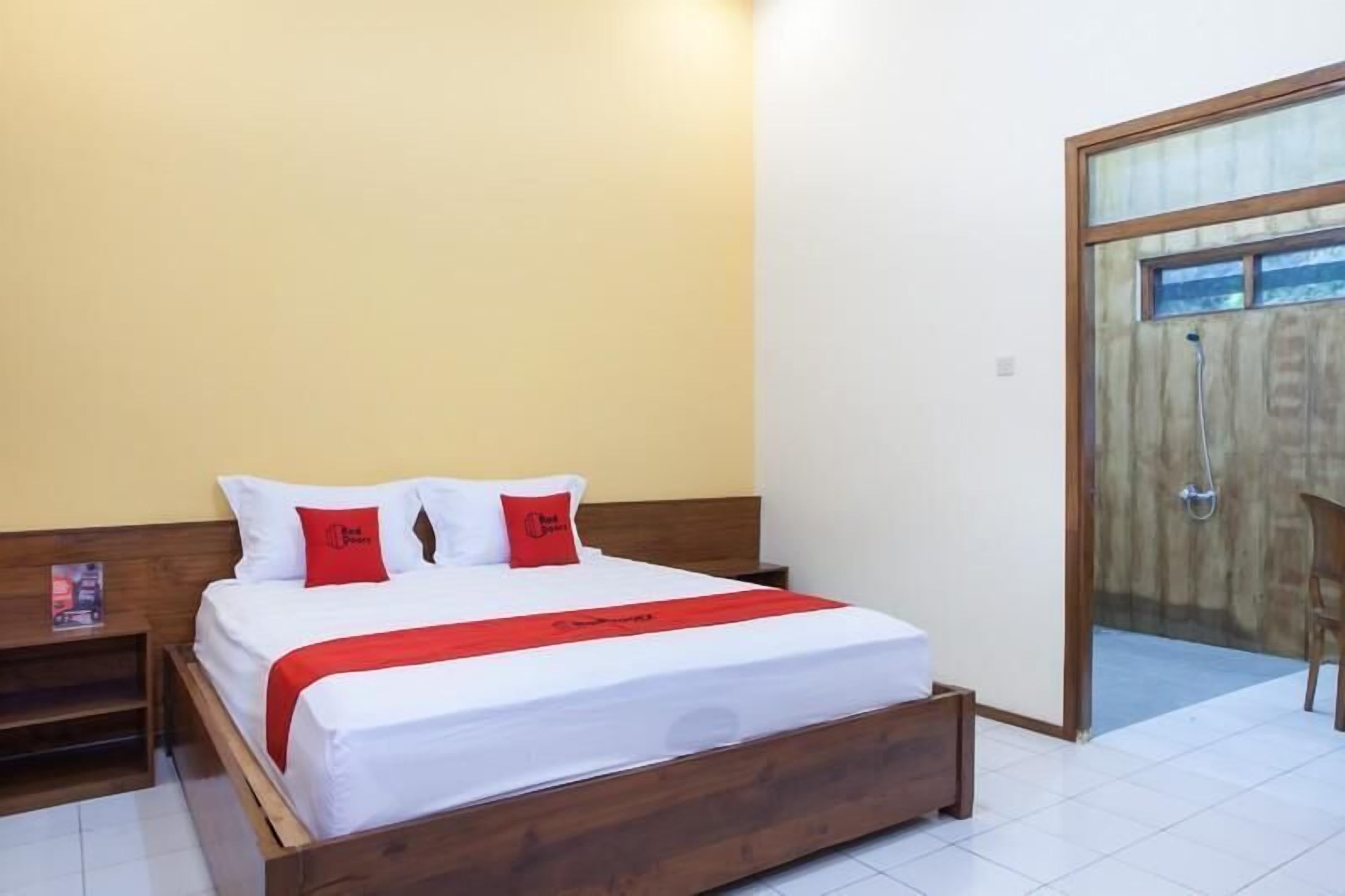 Escritorio, wifi gratis y ropa de cama 