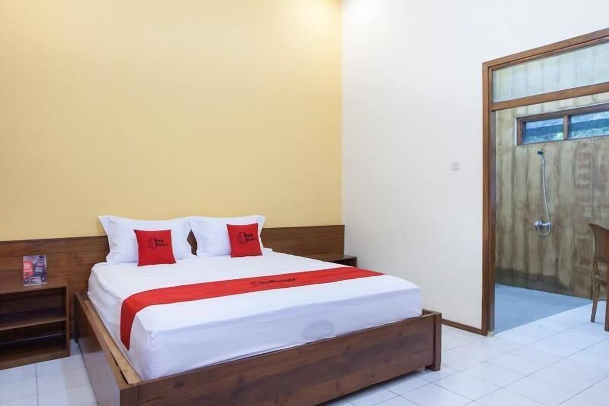 Escritorio, wifi gratis, ropa de cama