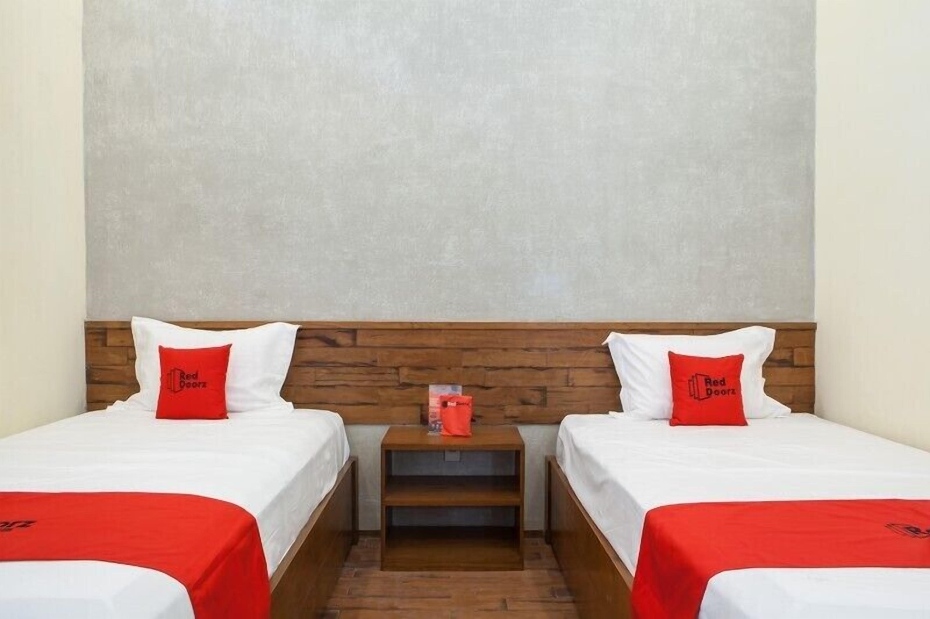 Escritorio, wifi gratis y ropa de cama 