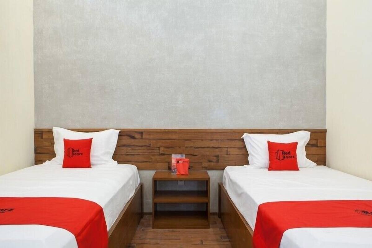 Escritorio, wifi gratis, ropa de cama