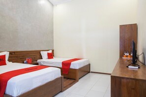 Chambre avec lits jumeaux | Bureau, accès au Wi-Fi (inclus), literie fournie