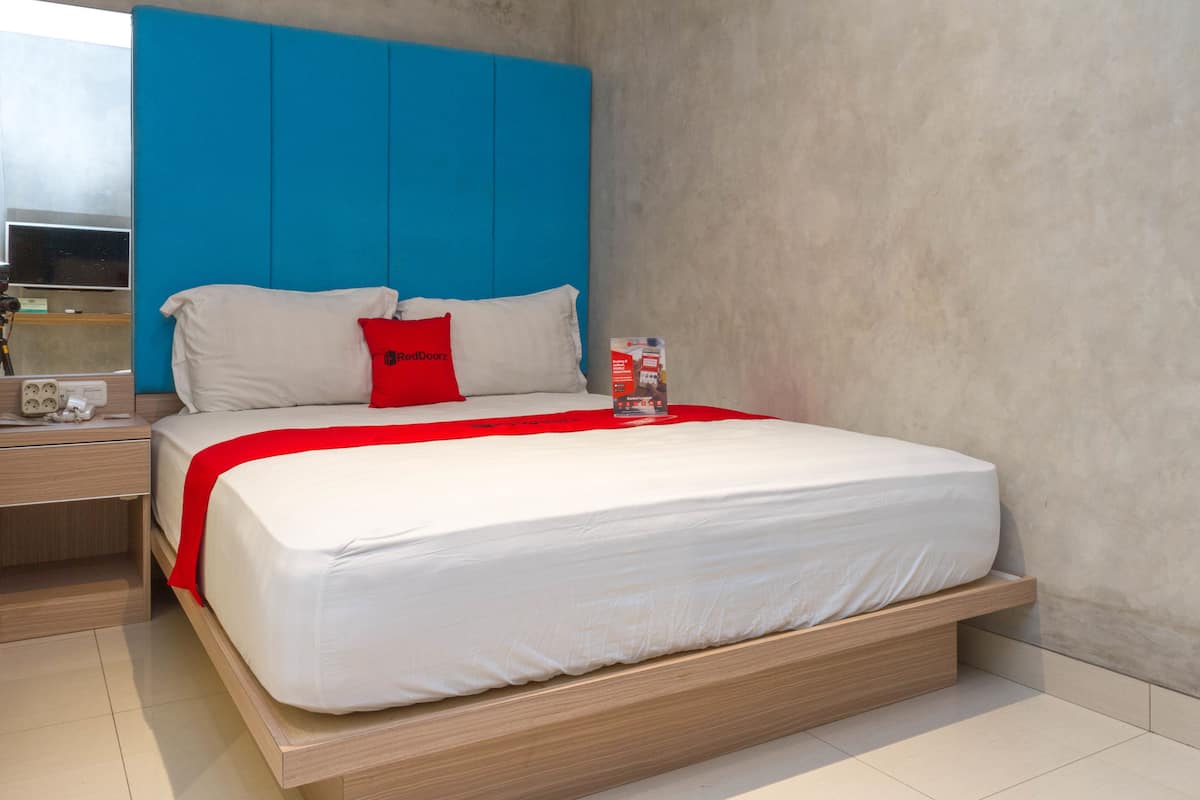 Desk, free WiFi, bed sheets
