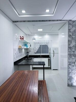 Réfrigérateur, four à micro-ondes, un four, surface de cuisson