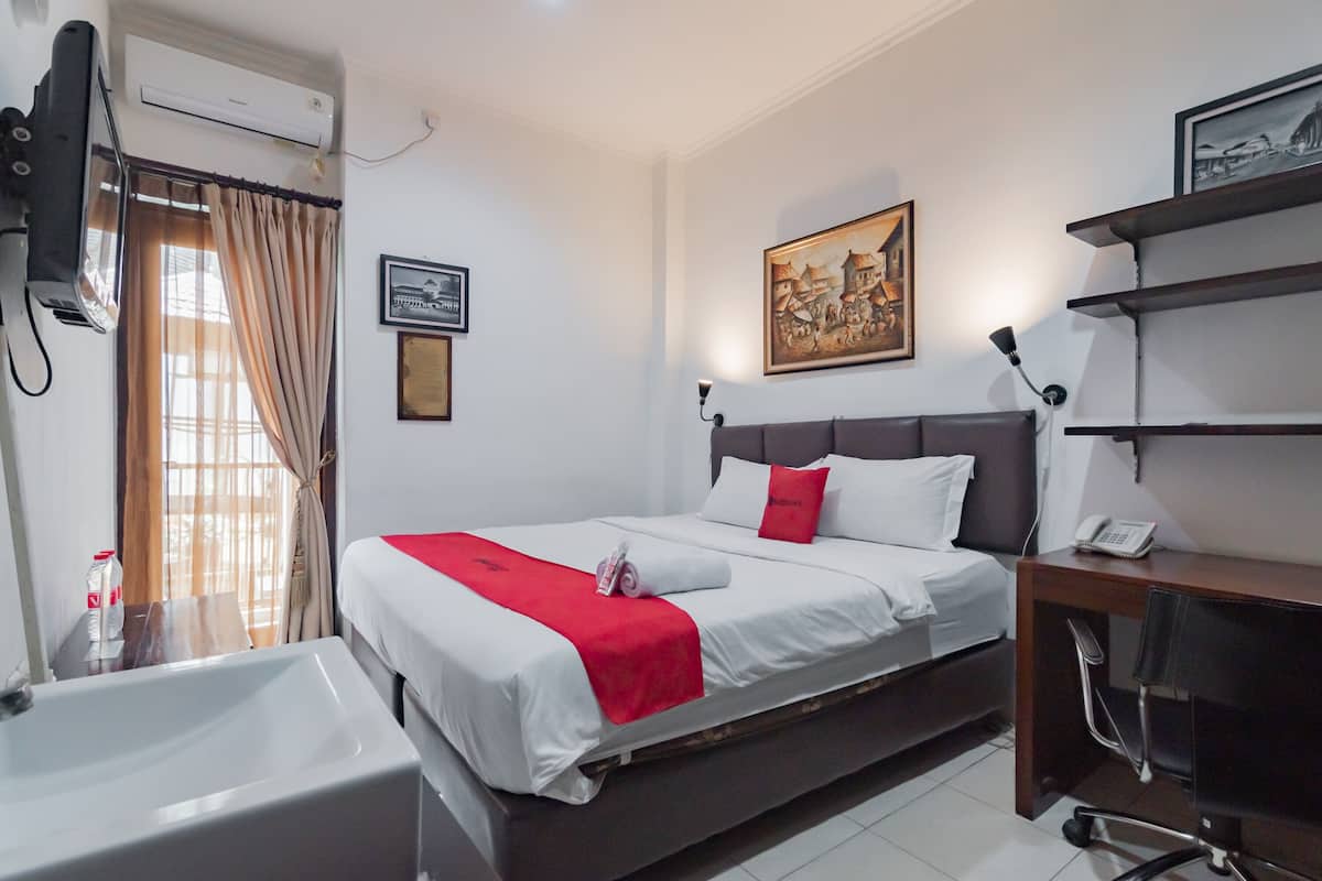 Escritorio, wifi gratis y ropa de cama