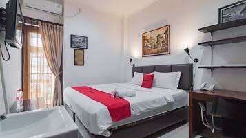 Escritorio, wifi gratis y ropa de cama