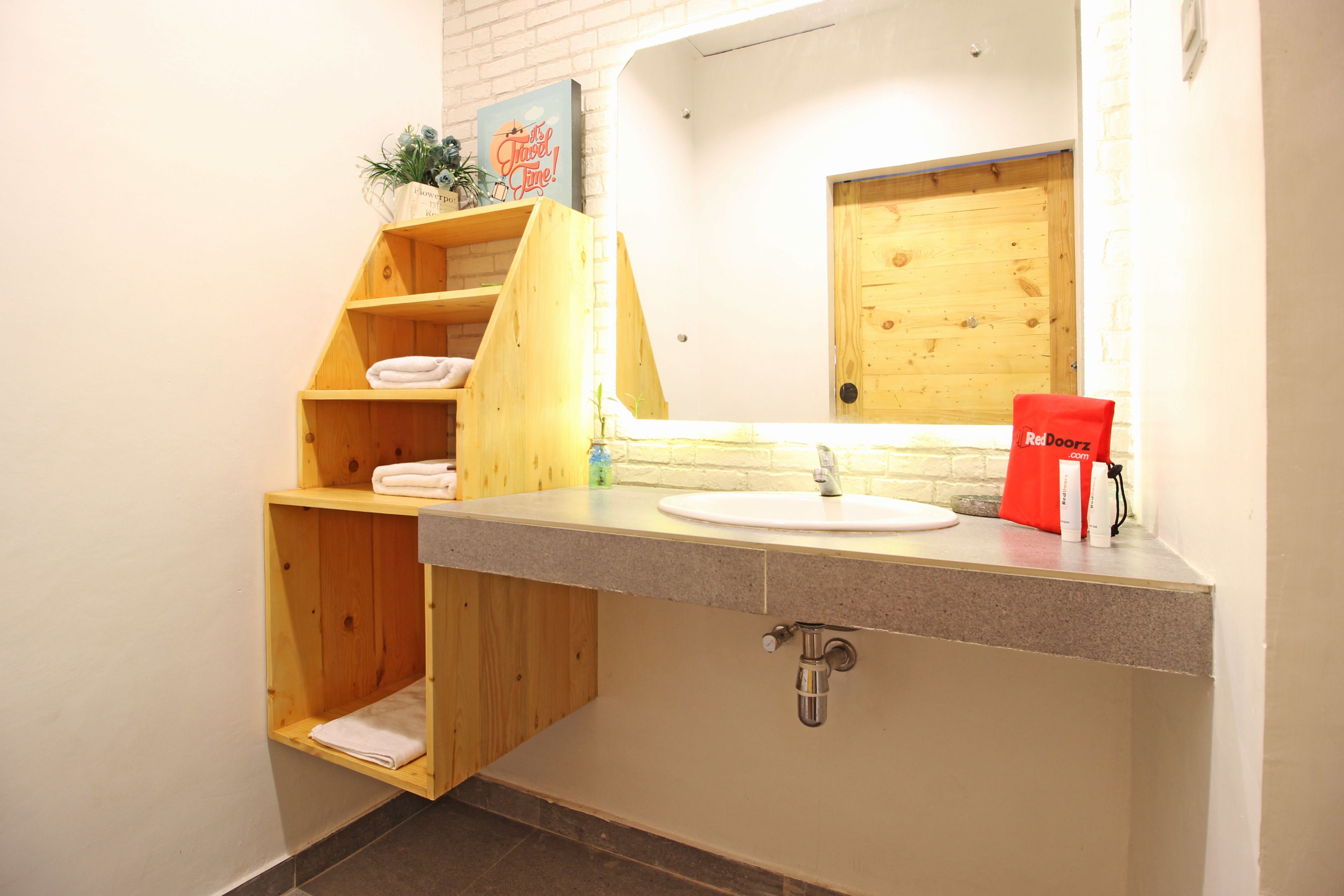 Family Room | Bathroom | Shower, free toiletries, towels