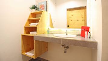 Family Room | Bathroom | Shower, free toiletries, towels