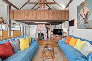 Televisión y oficina 