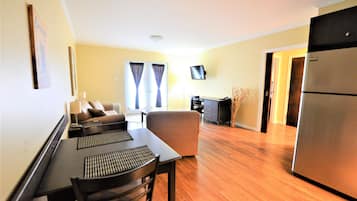 Huoneisto | Työpöytä, pimennysverhot, äänieristys, silitysrauta/-lauta