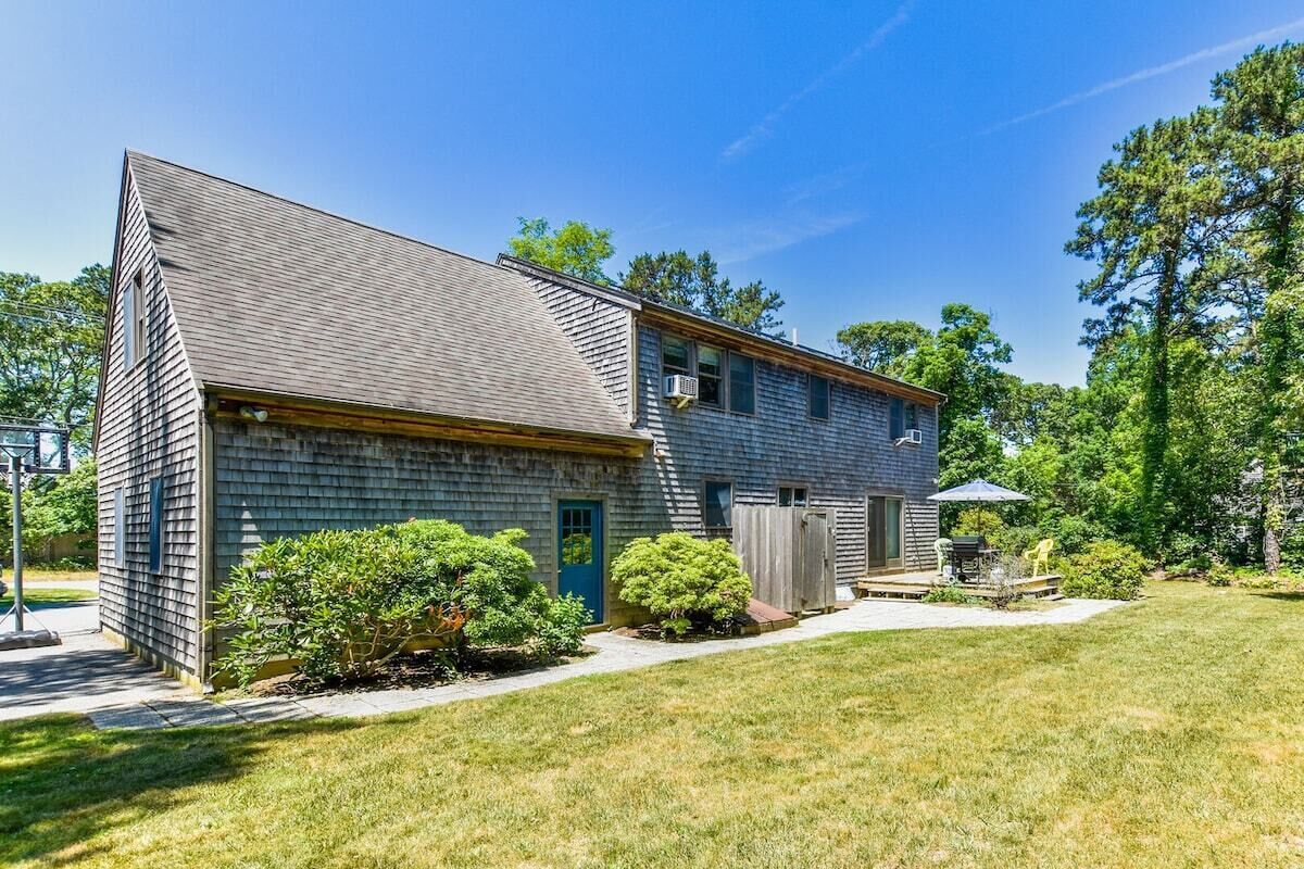 Spacious w/ Private Yard, dog friendly!