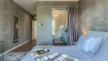 5 bedrooms, iron/ironing board, free WiFi, bed sheets