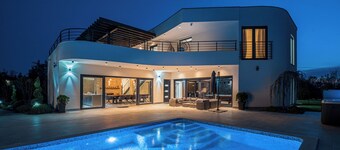 Exklusive Vila, privater Tennisplatz, Minigolf, beheizter Pool, 10. 000m2 Grundstücksfläche