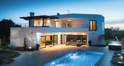 Exklusive Vila, privater Tennisplatz, Minigolf, beheizter Pool, 10. 000m2 Grundstücksfläche