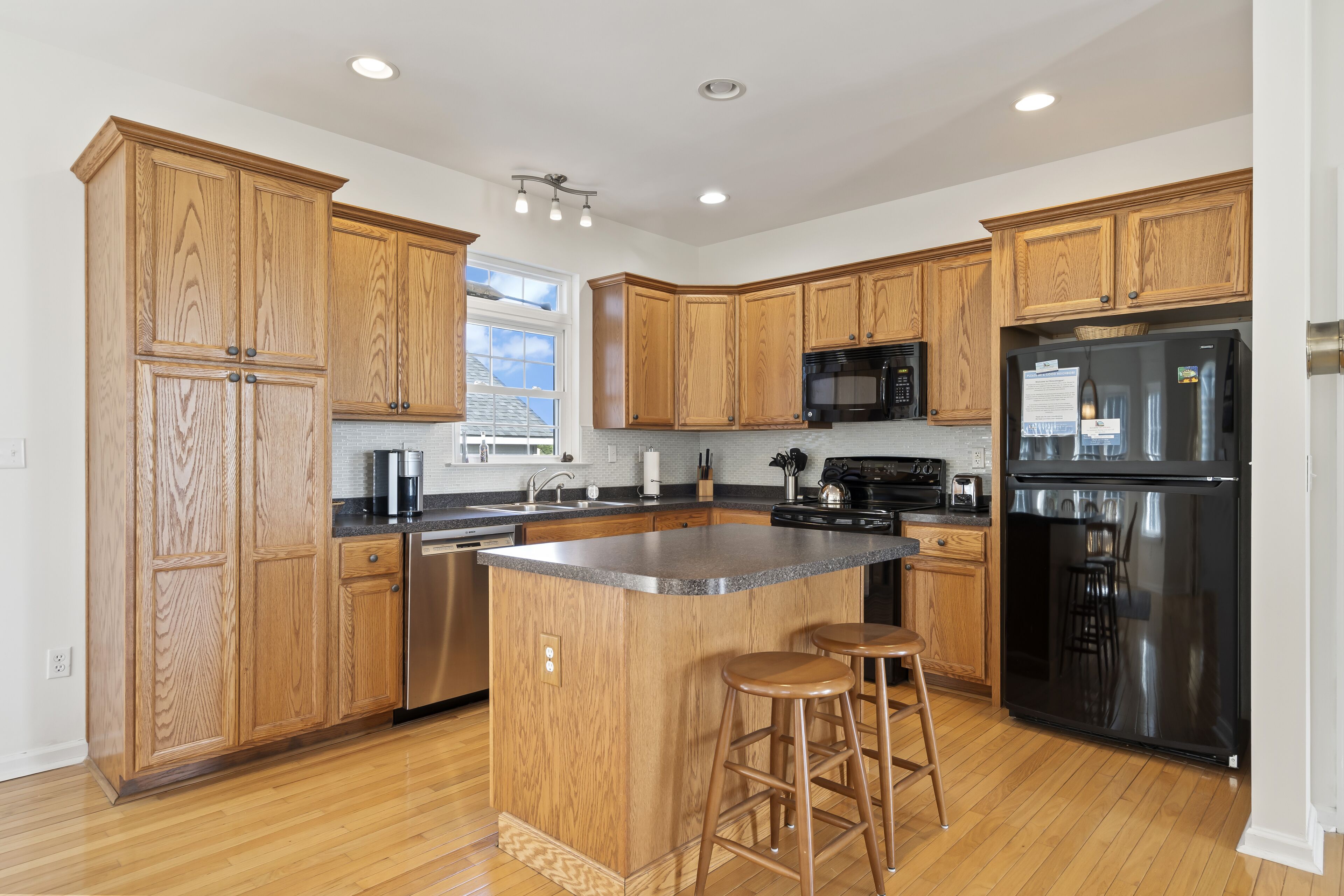 Mikrobølgeovn, kaffe-/temaskine, køkkentøj/tallerkener/redskaber