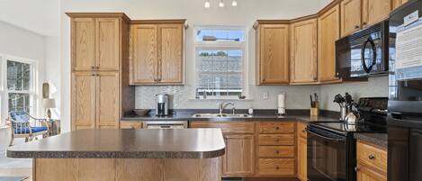 Microondas, cafetera/tetera, utensilios de cocina