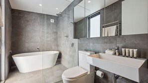 Douche, sèche-cheveux, serviettes fournies