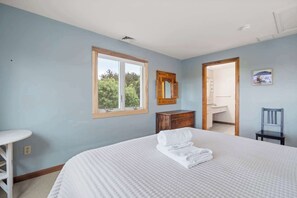 4 bedrooms, iron/ironing board, WiFi, bed sheets - Walk to Beach! Central AC! (Truro)