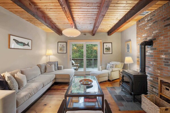 Televisión y oficina 