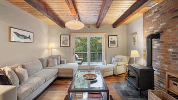 Een televisie, een open haard en een kantoor