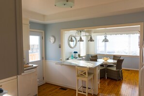 Dining - 'PELEE SHORES' Point Pelee Lakefront Vacation Cottage (Leamington)