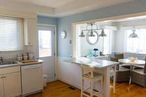 Fridge, microwave, oven, stovetop - 'PELEE SHORES' Point Pelee Lakefront Vacation Cottage (Leamington)