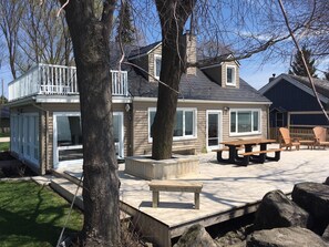 Outdoor dining - 'PELEE SHORES' Point Pelee Lakefront Vacation Cottage (Leamington)