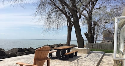 'PELEE SHORES' Point Pelee Lakefront Vacation Cottage