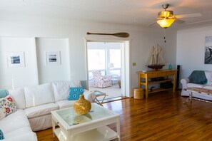 Smart-TV, Kamin, DVD-Player, Bücher