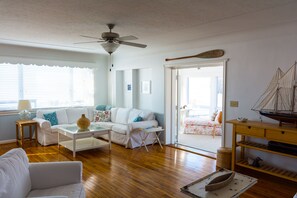 Smart TV, fireplace, DVD player, books - 'PELEE SHORES' Point Pelee Lakefront Vacation Cottage (Leamington)