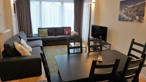 Design appartement, 3 slaapkamers | Woonkamer | Een 40-inch lcd-televisie met satellietzenders en televisie