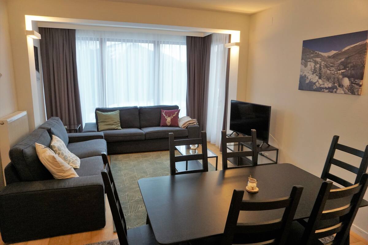 Design Apartment, 3 Bedrooms | Living room | 40-inch LCD TV with satellite channels, TV