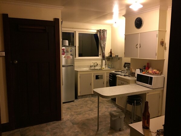 ثلاجة، ميكروويف، فرن، موقد طهي مسطح