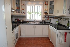 Micro-ondes, four, plaque de cuisson, lave-vaisselle