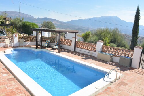 Lake Vinuela peaceful holiday in beautiful surroundings 