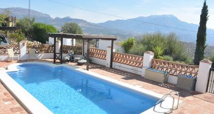 Lake Vinuela peaceful holiday in beautiful surroundings