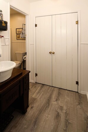 Dusche, Haartrockner, Bidet, Handtücher