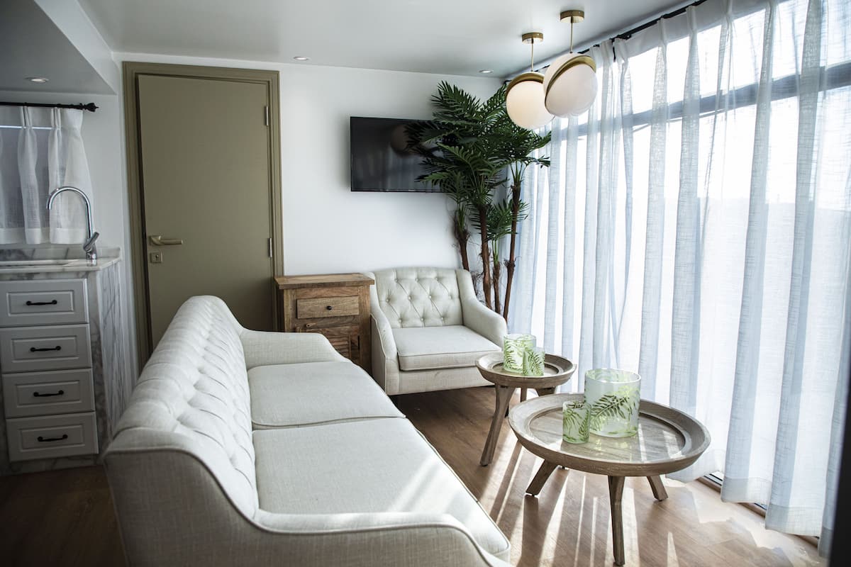 Family suite beachfront Caravana | Living area | 32-inch flat-screen TV with satellite channels, LCD TV, fireplace