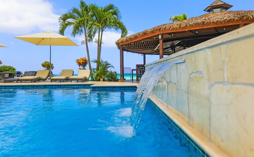 Beautiful Beachfront Villa With Private Pool and Bar Fully Staffed