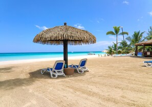 Sur la plage, chaise longue, serviettes de plage