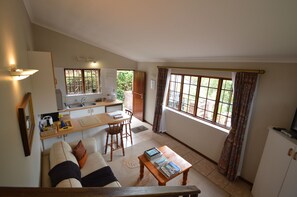 Flat-screen TV, fireplace, DVD player, books - 3 minutes walk to Robberg beach (Plettenberg Bay)