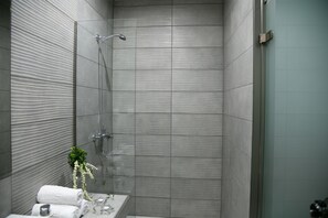 Dusch, miljövänliga toalettartiklar, hårtork och handdukar