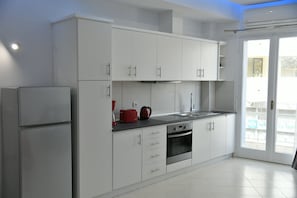 Fridge, oven, stovetop, coffee/tea maker