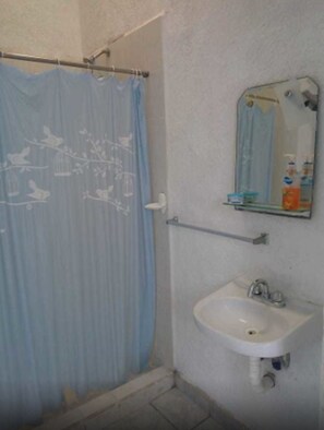 Premier House, Multiple Beds, Non Smoking, Pool View | Bathroom