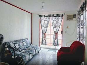 Premier House, Multiple Beds, Non Smoking, Pool View | Living area