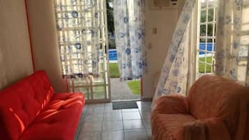 Casa Premier, varias camas, para no fumadores, vista a la alberca | Sala de estar | Televisión de pantalla plana
