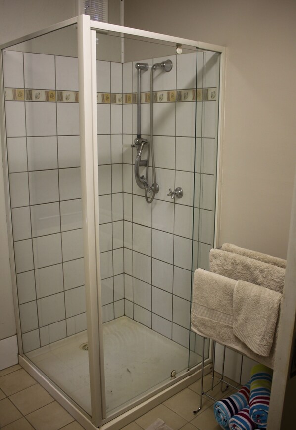 Shower, hair dryer, towels, soap - Spring Homestead; a tropical oasis. (Howard Springs)