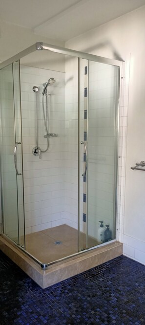 Shower, hair dryer, towels, soap - Sanctuary for family and friends (Balcatta)