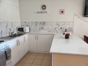 Fridge, microwave, oven, stovetop - Sanctuary for family and friends (Balcatta)